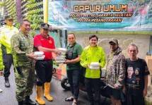 Polsek Pesanggrahan turun langsung bantu warga terdampak banjir akibat luapan Kali Uangan di Ulujami.
