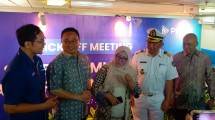 VP Information Technology PT PELNI, Angga Krisosa bersama Chief Sales & Marketing Officer BuanterOne, Budi Santoso, Direktur Keuangan dan Manajemen Risiko PT PELNI, Anik Hidayati, Kapten KM Nggapulu, Roberto Matualage, dan VP SEA of Eutelsat OneWeb, Bala Balamurali 