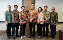 dari kiri: Suryamin Halim (Komisaris Independen), Kohei Yoshida (Direktur baru), Yasutaka Nishioka (Presiden Direktur baru), Takumi Terakawa (Presiden Direktur lama), Sri Haryani (Direktur lama), Eiji Ito (Direktur baru), Ubaidillah Nugraha (Komisaris Independen).