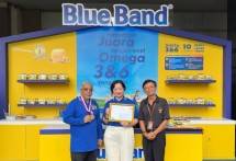 Penyerahan Piagam MURI kepada PERSAGI atas pelaksanaan program edukasi gizi seimbang yang dilakukan secara serentak di lebih dari 1.000 sekolah di berbagai wilayah Indonesia dengan keterlibatan BlueBand. 