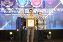 BRI Life saat menerima penghargaan