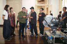 Menteri Ekonomi Kreatif, Teuku Riefky Harsya, meninjau lokasi syuting Film Rose Pandanwangi di Gedung AA Maramis, Jakarta pada Selasa (27/01/2026).