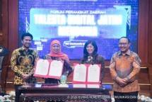  Menteri Komunikasi dan Digital Meutya Hafid mengatakan kerjasama antara Kemkomdigi dan Pemprov Jawa Timur ini menargetkan pengembangan sekitar 19 ribu talenta digital di Jawa Timur sepanjang tahun 2026, yang melibatkan berbagai kelompok mulai dari aparatur sipil negara, pelajar, mahasiswa, hingga masyarakat umum. Foto: Humas Kemkomdigi