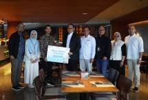 Pejabat Eksekutif BRI Life Aestika Oryza Gunarto (ke-4 dari kiri) secara simbolis memberikan bantuan untuk kegiatan pencegahan Stunting Balita di Desa Cijaura, Kecamatan Buahbatu, Bandung, Jawa Barat. 