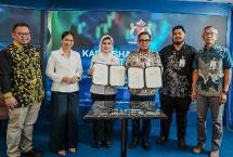 (kiri-kanan). BSI-KADIN Komitmen ditandatangani oleh Direktur Retail Banking BSI Kemas Erwan Husainy (empat dari kiri) dan Kepala Badan Pengembangan Ekonomi dan Keuangan Syariah Kamar Dagang dan Industri (KADIN) Indonesia Titi Khoiriah (tiga dari kiri), disaksikan oleh Wakil Menteri Pariwisata Ni Luh Puspa (dua dari kiri) di Jakarta.
