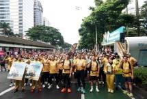 Direktur Utama PT Bank Syariah Indonesia (Persero) Tbk (BSI), Anggoro Eko Cahyo (kanan keempat) memimpin ribuan peserta melakukan fun run dalam acara "Langkah Emas CFD Spesial Milad 5 Tahun BSI" yang berpusat di Halte BSI Gold GBK 2, Jakarta, pada Minggu (1/2/2026).