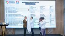 Menperin Agus Gumiwang Kartasasmita saat melantik Dewan Pengurus Asaki Periode 2026-2029 