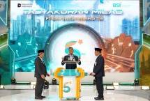 Direktur Utama PT Bank Syariah Indonesia (Persero) Tbk Anggoro Eko Cahyo didampingi Komisaris Utama BSI Prof Dr Muhadjir Effendy MAP (kanan) dan Dewan Pengawas Syariah BSI ProfDr KH Hasanudin (kiri) meresmikan penyesuaian nama perseroan menjadi PT Bank Syariah Indonesia (Persero) Tbk pada momen Tasyakuran Milad ke-5. 