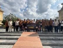 Selasa (3/2/2026) siang, Taman Makam Pahlawan Nasional (TMPN) Kalibata terasa lebih hening dari biasanya. Di antara deretan pusara para tokoh bangsa, Asosiasi Media Konvergensi Indonesia (AMKI) menundukkan kepala, menabur bunga, dan merawat ingatan