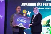 Pupuk Indonesia menyerahkan awarding ke salahsatu pemenang
