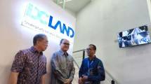 Direktur PT Intiland Development Tbk Simon J. Wirawan, Managing Director DC Land Perry Yoranouw, dan VP Regional Jawa Timur ION Network Harjoni meninjau fasilitas operasional di lobby DC Land, Intiland Tower Surabaya