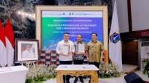 Farchad Mahfud - Direktur Pengembangan Bisnis, PT MRT Jakarta (Perseroda) bersama Anhar Sudradjat - Presiden Direktur, PT Metropolitan Land Tbk, dan Solidi Silvester Korompis - Direktur, PT Metropolitan Karyadeka Development seusai menandatangani Nota Kesepahaman