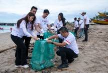 BRI peduli lingungan dengan membersihkan botol bekas di tepi Pantai