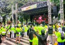Kemeriahan panggung utama Al-Fath Fun Walk 2026 di TMII Jakarta.