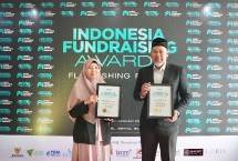 Direktur Eksekutif Baitulmaal Muamalat (BMM) Tegar Sangga Barkah (kanan) dan Direktur Penghimpunan, Jaringan, dan Penyaluran BMM Betsy E. Jiesral (kiri) memperlihatkan piagam penghargaan Indonesia Fundraising Award (IFA) 2025 kategori Fundraising ZISWAF Berbasis Korporasi Terbaik dan Fundraising Qurban Terbaik. 