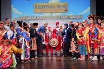 Pembukaan Simbolis Festival Seni Kaum Marjinal Jakarta Berkarya oleh Kepala Suku Dinas Kebudayaan Jakarta Timur. 