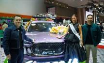 Miss Universe Indonesia 2025, Sanly Liu ungkap LEPAS L8 SUV PHEV dan LEPAS E4 SUV EV yang diluncurkan di IIMS 2026 masuk kriteria mobil idamannya.