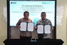 (kiri-kanan). Penandatangan dilakukan oleh Direktur Sales & Distribution BSI Anton Sukarna (kiri) dan Direktur Bisnis PT Permodalan Nasional Madani Kindaris di Kantor BSI Tower Jakarta (13/2).