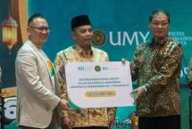  Ketua PP Muhammadiyah Bidang Organisasi, Ideologi, Kaderisasi dan Pembinaan Angkatan Muda Muhammadiyah Dr.H.Agung Danarto, M.Ag (tengah) menyaksikan penyerahahan secara simbolis program bantuan BSI Scholarship dari Direktur Compliance & Human Capital BSI Arief Adhi Sanjaya (kiri) kepada Rektor UMY Prof. Dr. Achmad Nurmandi, M.Sc. (kanan) pada gelaran BSI MU-Fest 2026 Yang bertempat di Sportorium Universitas Muhammadiyah Yogyakarta (UMY) pada Sabtu (14/2).