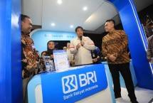 Direktur Corporate Banking BRI Riko Tasmaya, Direktur Utama PNM Arief Mulyadi dan Menteri Perumahan dan Kawasan Permukiman (PKP) Maruarar Sirait
