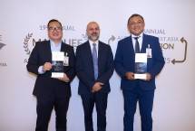 Direktur Treasury & International Banking PT Bank Syariah Indonesia (Persero) Tbk (BSI) Firman Nugraha (kanan) dan SVP Bullion Bank Riko Wardhana (kiri) berpose usai menerima penghargaan sebagai The Best Islamic Custodian Bank dan Best Bullion Bank in Deposit Trading and Financing dalam ajang 19th Annual Transaction Banking Awards 2025 yang diselenggarakan Alpha Southeast Asia di Singapura
