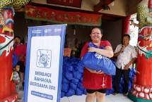 Warga Tionghoa menerima bingkisan Imlek BRI