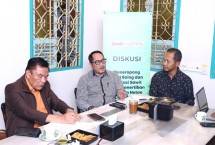 Anggota Komisi IV DPR RI, Firman Soebagyo (tengah) menjadi narasumber Diskusi bertemakan "Meneropong Daya Saing Sawit Pasca Penertiban Kawasan Hutan" di Jakarta, Rabu (18 Februari 2026) bersama Sahat Sinaga, Ketua Umum DMSI (kiri) yang dimoderatori Qayuum Amri, Jurnalis Majalah Sawit Indonesia (Kanan)