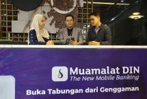  Nasabah mendengarkan penjelasan dari Head of Digital Banking and Marketing Communications PT Bank Muamalat Indonesia Tbk Dadang Rohandi (tengah) tentang cara menunaikan zakat, infak, sedekah, dan wakaf (ziswaf) menggunakan aplikasi mobile banking Muamalat DIN di Jakarta, Kamis (19/2/2026). 