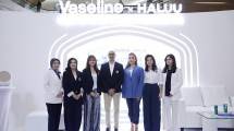 Konferensi Pers &ldquo;Vaseline Gluta-Hya Hydration Clinic&rdquo; (Ki-Ka): Dr. Telisiah Utami Putri, CMA &ndash; R&D Beauty & Wellbeing Consumer Technical Insight & Claim Lead, Unilever Indonesia, Melisa Caroline - Senior Brand Manager Vaseline, Renny Hasibuan &ndash; General Manager of Marketing at EUROMEDICA Group (SKIN+ Clinic), Rohit Pathak &ndash; Vice President Marketing Beauty & Wellbeing Unilever Indonesia, Tasya Farasya &ndash; Content Creator and Beauty Enthusiast, Norine Wibowo &ndash; Co-Founder/CEO HALUU World, dr. Amanda Nandi Wardani
