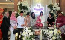 Menteri Pariwisata Republik Indonesia, Widiyanti Putri Wardhana menandatangani prasasti pembukaan Rumah Makan Padang Nan Lamak.