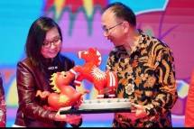 Prosesi pertukaran maskot Kuda Api antara Wakil Menteri Ekonomi Kreatif, Irene Umar dan Konselor Kebudayaan Kedutaan Besar Tiongkok di Jakarta, Wang Siping dalam rangkian Festival Imlek Nasional 2026 di Lapangan Banteng, Jakarta, Senin (23/02/2026).