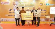 SVP Transaction Banking Retail BSI Dickman Maulana, Deputi I Bidang Pengumpulan BAZNAS RI H. Mohamad Arifin Purwakananta, SEVP Funding & Transaction BSI Ida Triana Widowati, Direktur Operasional dan Marketing PT Eka Bogainti (HokBen) Syamsul Bachri, dan Koordinator Auditor Halal Internal HokBen Farukil Ulum saat seremoni buka bersama 4.500 anak yatim/duafa di Hokben+ Alam Sutera Serpong (24/2). 