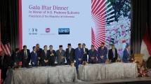 Presiden Republik Indonesia Prabowo Subianto didampingi Menteri Koordinator Bidang Perekonomian Airlangga Hartarto menyaksikan penandatanganan Joint Development Agreement (JDA) pengembangan ekosistem semikonduktor tahap pertama senilai USD 4,89 miliar