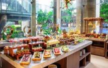 Relish Bistro di Fraser Residence Menteng Jakarta menghadirkan konsep berbuka puasa yang memadukan kekayaan rempah Nusantara dengan cita rasa Timur Tengah dan sentuhan Asia. 