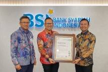 (kanan-kiri). Penyerahan sertifikasi ISO/IEC 27701:2019 Sistem Manajemen Informasi Privasi (SMIP) diserahkan oleh Regional Director Lembaga Sertifikasi CBQA Global Anwar Siregar kepada Direktur Compliance & Human Capital BSI Arief Adhi Sanjaya dan Direktur Information Technology BSI Muharto Hadi Suprapto.