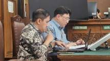 Prof. Suparji Ahmad, Guru Besar Ilmu Hukum Universitas Al Azhar Indonesia bersama Kuasa hukum Paulus Tannos, Rangga Widigda