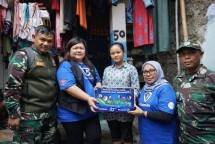 Jenifer Fransisca, Managing Director Formula (kedua dari kiri), menyerahkan bantuan sosial kepada warga Jakarta Timur sebagai bagian dari program kepedulian sosial Formula.
