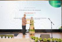 Prudential Syariah saat menerima penghargaan