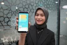 Seorang Nasabah menunjukan aplikasi Byond by BSI