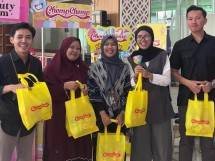 Antusias pengunjung bazar halal BPJPH di booth ChompChomp Marshmallow.