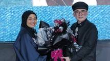 Memoria Dwi Prasita, Global Brand Director ParagonCorp dan Rinaldy Yunardi, Desainer Aksesori, Memperkenalkan Powerstay Matte Powder Foundation Edisi Spesial x Rinaldy Yunardi