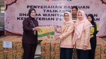 Ketua DWP Kementerian Perindustrian Irma Eko S. A. Cahyanto menyerahkan Paket Tali Kasih ke penerima manfaat
