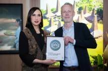 Menteri Pariwisata, Widiyanti Putri Wardhana menerima penghargaan Travelers&rsquo; Choice Awards Best of the Best 2026 oleh Justien Reid, Senior Director of Media Hotel and Growth Tripadvisor di sela pembukaan Paviliun Indonesia, Berlin Expo Center City, Selasa, (3/3/2026).