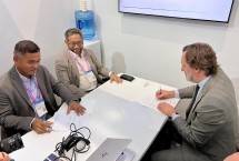 CEO Mitratel Theodorus Ardi Hartoko (kiri) dan CEO AALTO Hughes Boulnois (kanan) menandatangani Nota Kesepahaman (MoU) pada rangkaian agenda Mobile World Congress (MWC) di Barcelona, Senin (2/3).