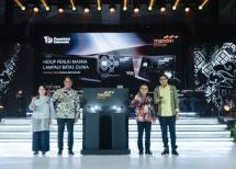 Peluncuran kartu debit dan kartu kredit berbahan metal eksklusif untuk nasabah Mandiri Private. 