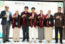 (Kiri-kanan). Kick-off dilaksanakan oleh Direktur Risk Management BSI Grandhis H. Harumansyah (kiri) bersama Kepala Departemen Literasi, Inklusi Literasi, Inklusi Keuangan dan Komunikasi OJK M.Ismail Riyadi (paling kanan) bersama perwakilan Duta Literasi Keuangan Syariah di Kantor Pusat BSI Jakarta (6/3).
