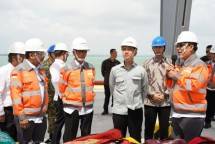 (dari kiri ke kanan) Direktur Utama PT Solusi Bangun Indonesia Tbk, Rizki Kresno Edhie Hambali; Direktur Utama SIG, Indrieffouny Indra; Wakil Presiden Republik Indonesia, Gibran Rakabuming, dan Direktur Operasi PT Solusi Bangun Indonesia Tbk, Edi Sarwono saat kunjungan ke proyek dermaga dan fasilitas produksi SIG di Kabupaten Tuban, Jawa Timur, pada Jumat (6/3/2026)