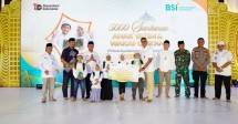 Direktur Utama PT Bank Syariah Indonesia (Persero) Tbk (BSI) Anggoro Eko Cahyo (empat dari kiri), bersama Komisaris Utama BSI Muhadjir Effendy (tiga dari kiri), Ketua Dewan Pengawas Syariah BSI Prof KH Hasanudin (paling kiri), Direktur Information Technology BSI Muharto Hadi Suprapto (lima dari kiri) dan Bupati Aceh Tamiang Armia Fahmi (dua dari kiri) berfoto bersama anak anak