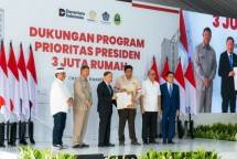 Pendiri Lippo Group, Mochtar Riady menyerahkan surat hibah kepada CEO Danantara Rosan Roeslani dengan disaksikan Ketua Satgas Perumahan Hashim Djojohadikusumo serta Menteri Perumahan dan Kawasan Permukiman (PKP) Maruarar Sirait.