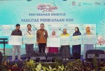 Direktur Retail Banking BSI Kemas Erwan Husainy (tengah) memberikan secara simbolik dukungan pembiayaan KUR Syariah (KUR Kecil dan KUR Mikro) kepada para pelaku usaha UMKM Sektor Produksi 4P dan Klaster Pasar di UMKM Ramadan Fair 2026 di Jember, Probolinggo dan Malang.